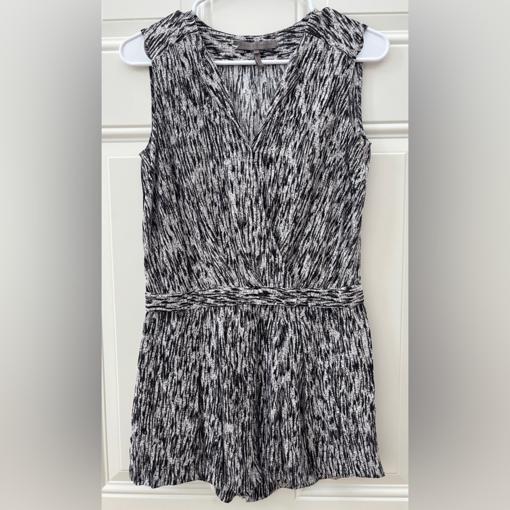Halston Heritage Black White Abstract Romper Size 0 (XS) V-Neck Gently Used